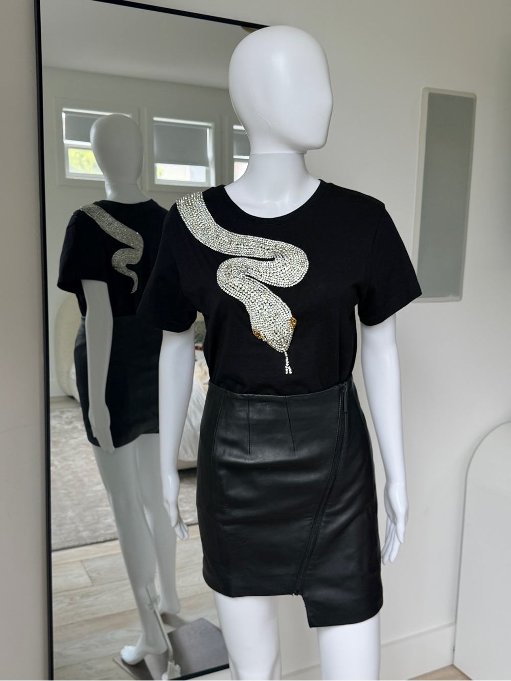 Retrofete Black Short-Sleeve Tee with Crystal Snake Motif 🐍 - Picture 3 of 6